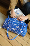 Sac weekeend polochon, pour le voyage ou le travail, imprimé big flower, grandes fleurs navy sur fond lilas. Accesoire de voyage et de mode pour femme en coton.