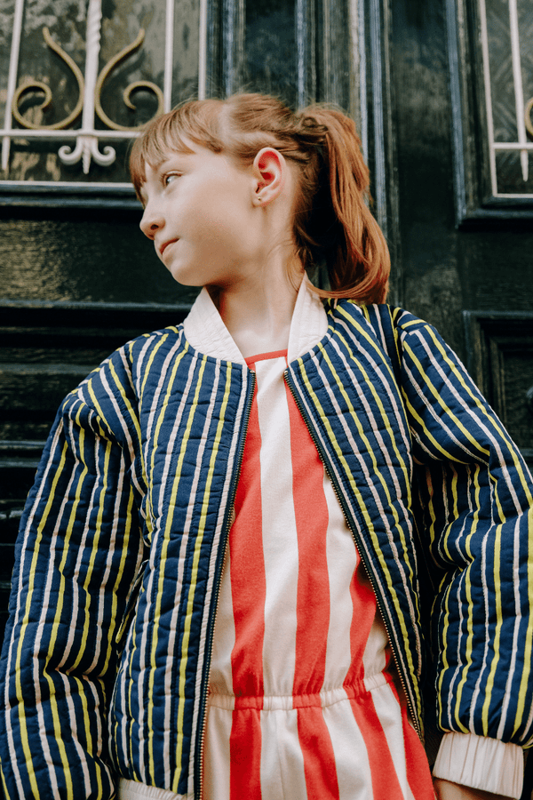 Fille portant le bomber gaby à rayures bleu marines roses et jaune en coton 100% bio style vintage