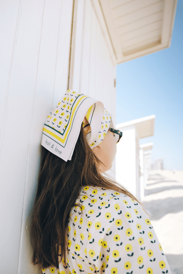 Fille de dos portant le foulard BRIGITTE imprimé petites fleurs jaunes et le haut assorti, vêtements en coton bio certifié GOTS style vintage mixte unisexe