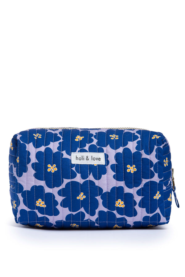 Trousse de toilette en coton matelassé, imprimé grandes fleurs navy et lilas avec logo holi and love sur le devant. Accessoire de beauté et voyage pour femme parfait pour ranger tous les essentiels maquillage et de voyage.